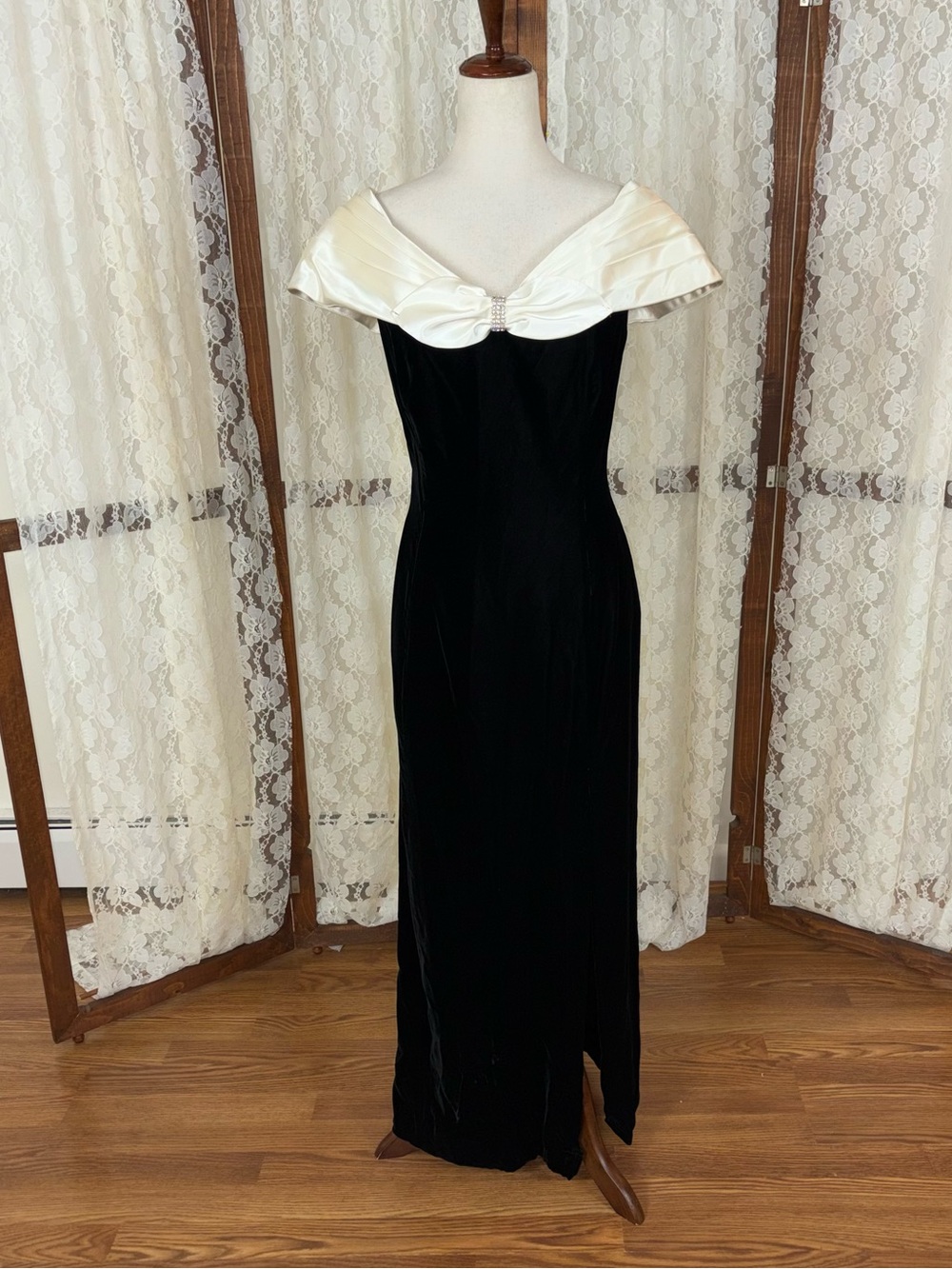 Stunning Vintage 90s Reggio Black Velvet Evening Gown